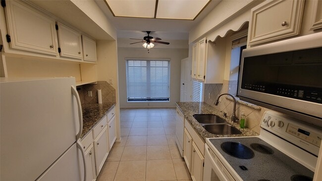 Building Photo - 800 Country Pl Dr