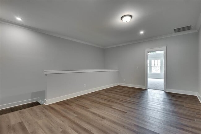 Building Photo - 435 Maplewood Dr