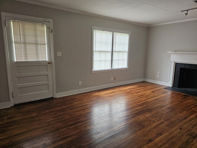 Building Photo - 406 W 6th St