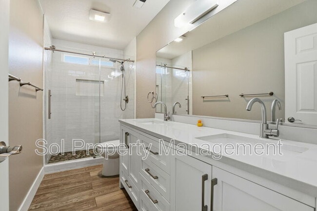 Building Photo - 15120 Venetian Way