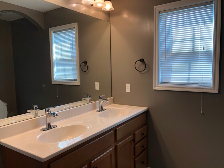 Building Photo - 5811 Islip Dr