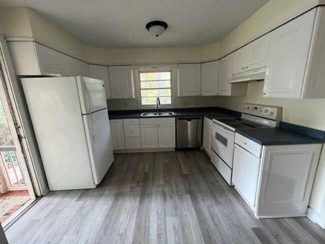 Building Photo - 3 bed 2 bath! UPSTAIRS!!