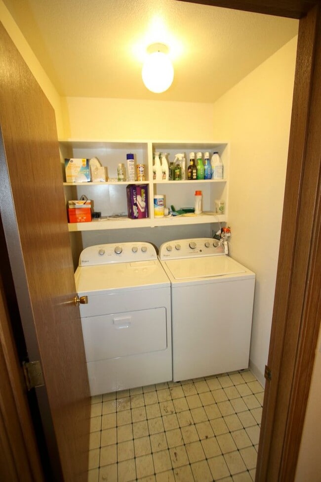 Building Photo - Lovely 3 Bedroom Home in Bayshore!