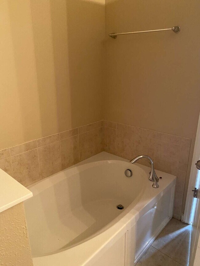 Building Photo - Beautiful 3-Bedroom Townhome in Desirable Oakleaf Plantation – Available Now!