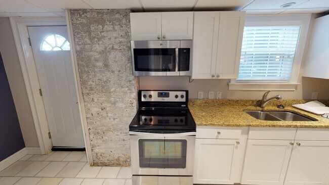 Building Photo - 7BR/4.5BA Home Near UTK | Greek Life & Gro...