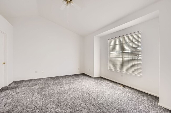 Building Photo - Evolve Real Estate: Spacious 2 Bedroom + L...