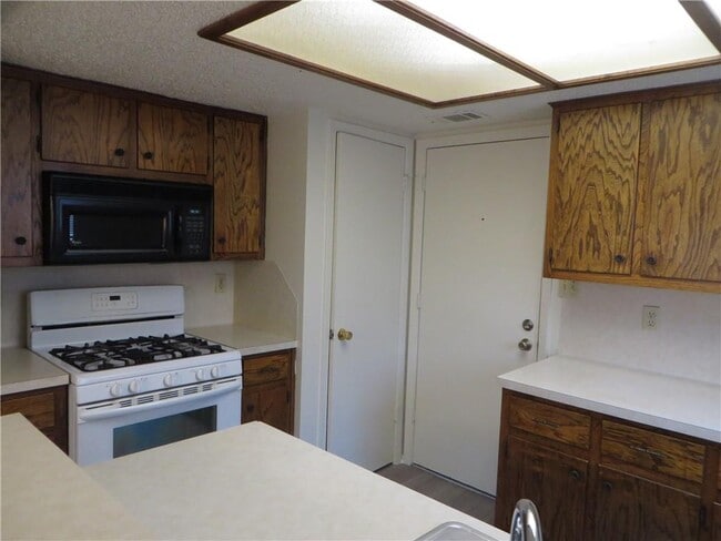 Building Photo - 502 Tanglewood Dr