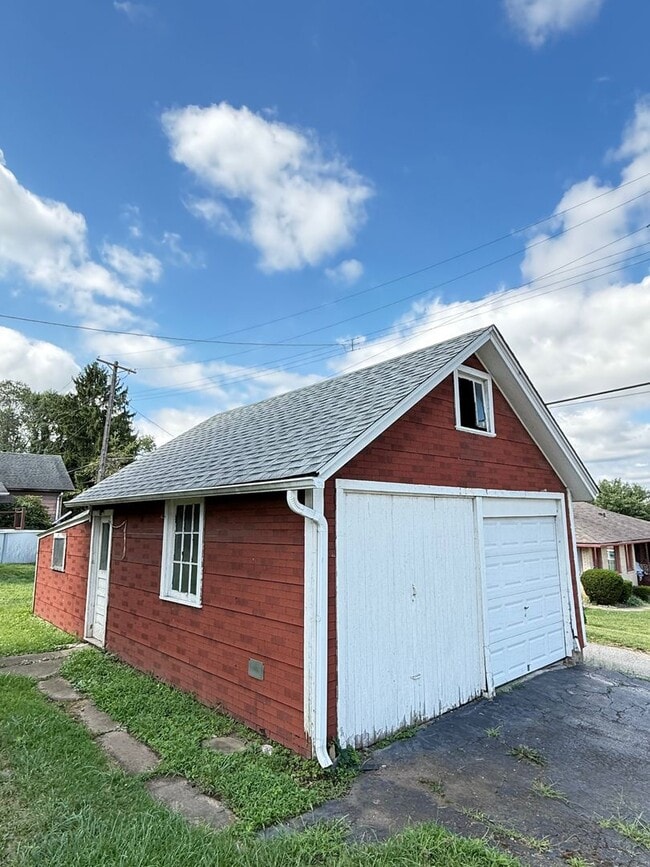 Building Photo - Updated 3 Bedroom 1 Bathroom in North Vers...