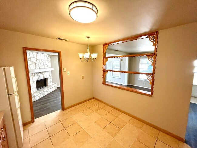 Building Photo - *COMING SOON* Cozy & Convenient – 3 Bedroom Home Near Shopping & Highways!