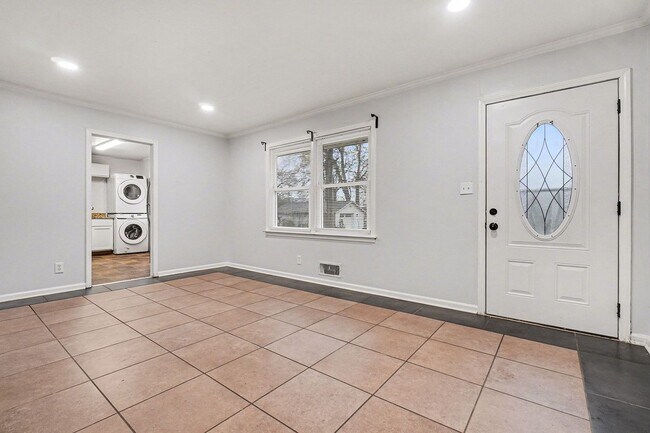 Building Photo - Nice 2BR/1BA Duplex in East Point!