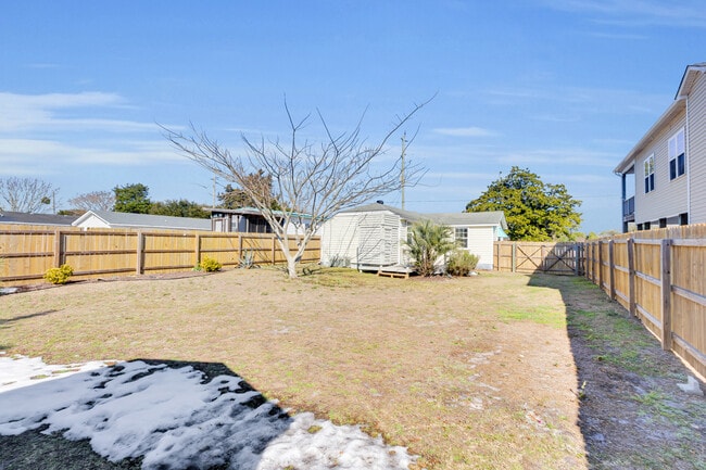 Building Photo - 2107 Bay St