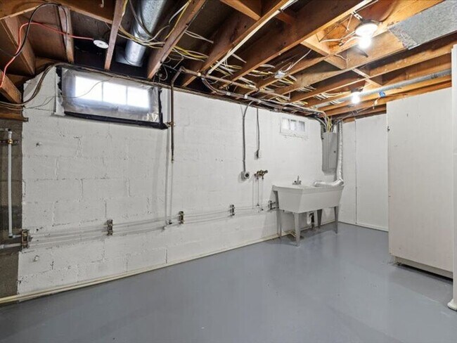 Building Photo - 1006 Van Giesen St