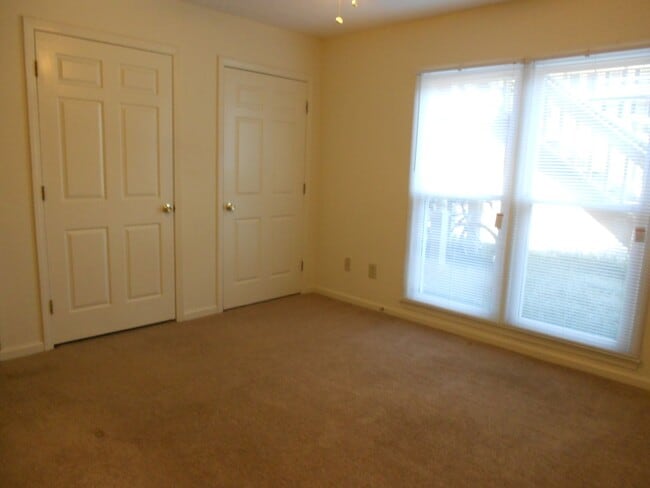 Building Photo - Spacious 2 Bedroom Condo Near Downtown Ath...