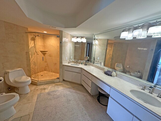 Building Photo - Stunning furnished 3-bedroom, 3-bathroom c...