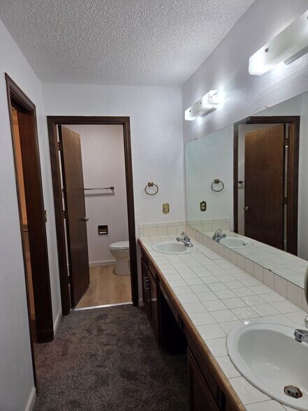 Building Photo - 10722 W Berry Ave