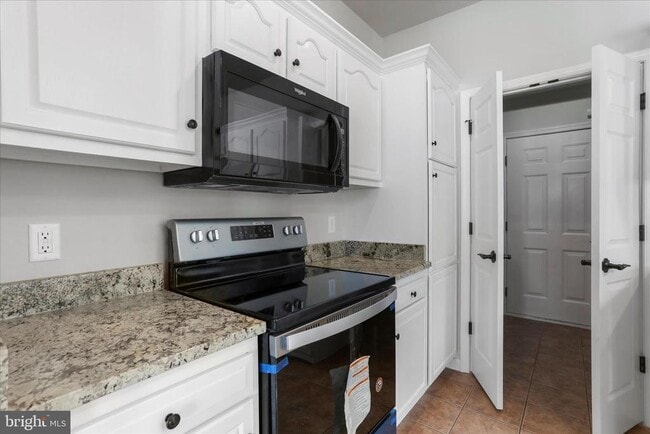 Building Photo - 9 Delano Dr