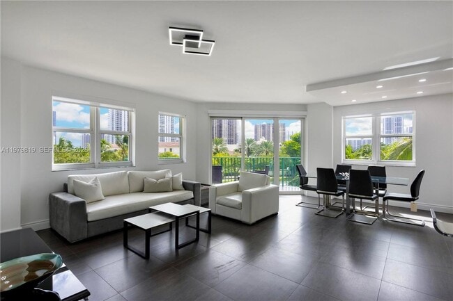 Building Photo - 19900 E Country Club Dr