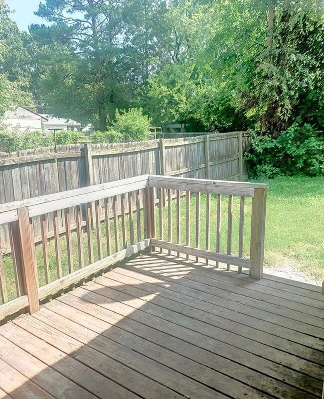 Building Photo - Super Cute 3 bed 2 bath Rancher with detached Garage and alley access.