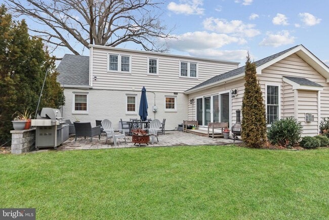 Building Photo - 10 Boulder Brook Dr