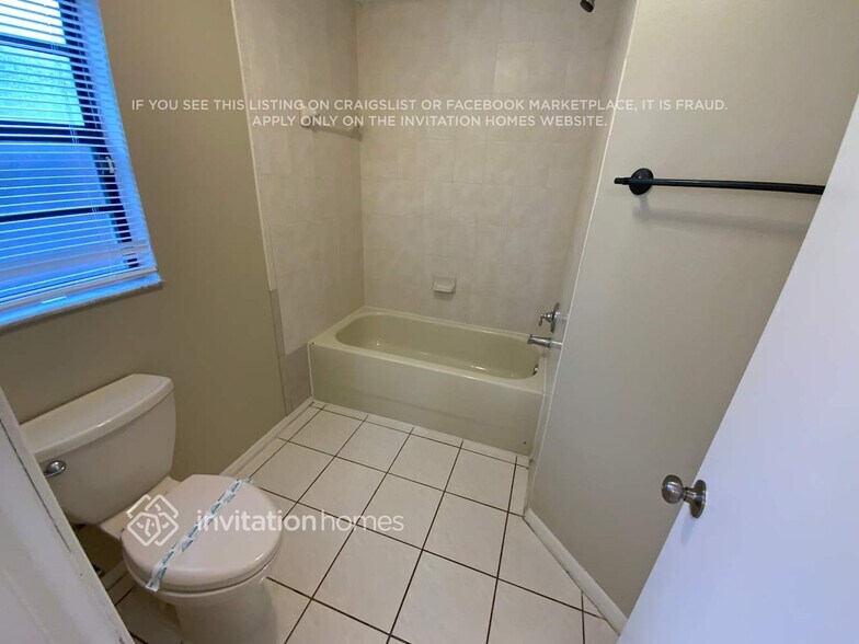 Building Photo - 3871 Biscayne Dr