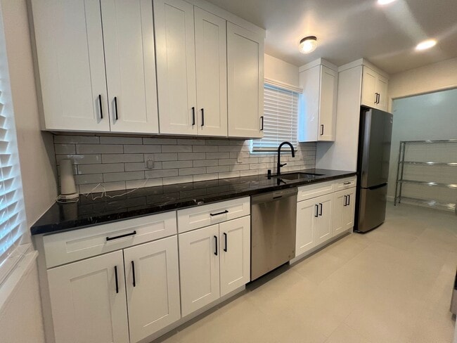 Building Photo - GORGEOUS REMODELED 3 BEDROOM HOME IN TAHOE PARK!!