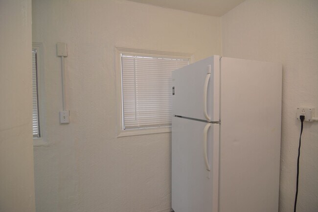 Building Photo - Charming 1 Bedroom 1 Bath Duplex! Great Central Tucson Location!