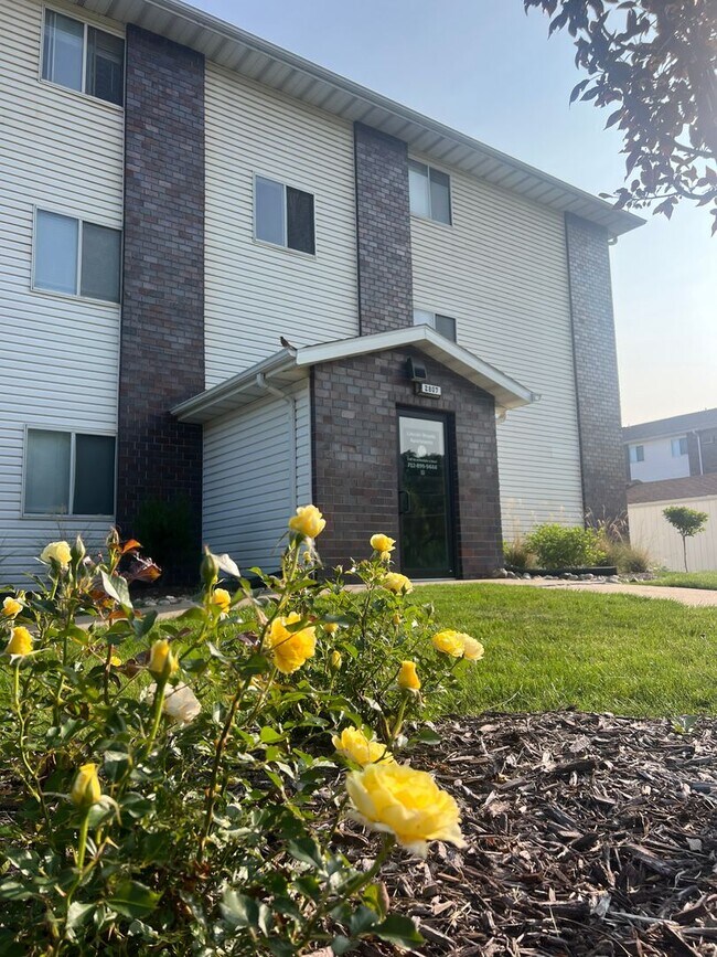 Building Photo - Large 2 bedroom at Lincoln Woods Apartment...