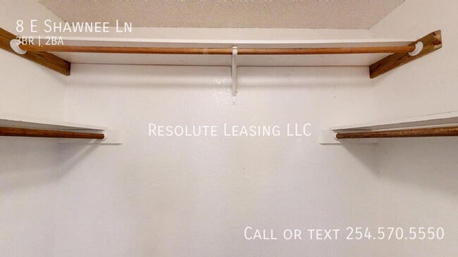 Building Photo - 8 E Shawnee Ln