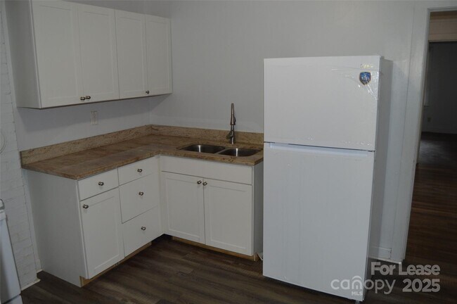 Building Photo - 511 S Elm St