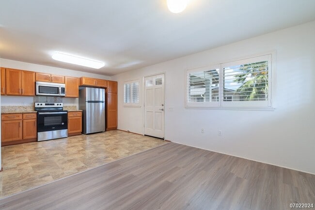 Building Photo - $2300 / 1br - 500ft2 - 1br/1ba/2pkg Townho...