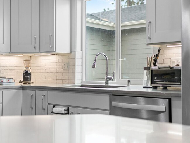 Building Photo - 4 bedroom Modern Home at Eagle Ridge Estates