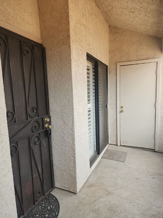 Building Photo - "Charming 2-Bed/1-bath in Phoenix with Cozy 704 Sq Ft Layout – Your Perfect Retreat in Phoenix!" ...