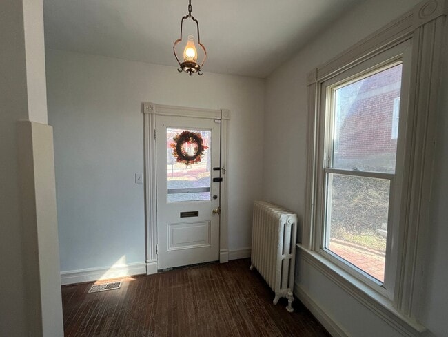 Building Photo - Breathtaking River Views!