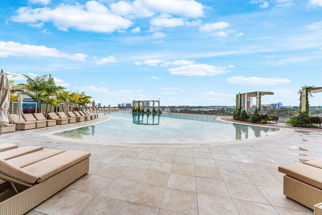 Building Photo - 220 Lake Shore Dr