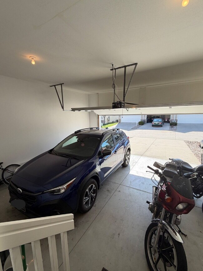 Building Photo - Charming 3-Bed 2.5-Bath Townhouse with Granite Finishes Near Jordan Creek Town Center