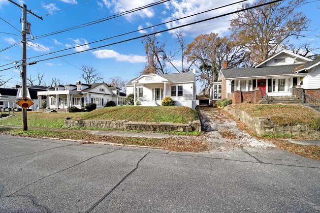 Building Photo - Lovely historic home in Gastonia!