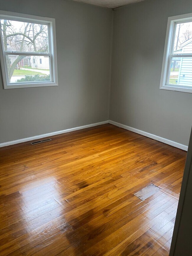 Building Photo - Beautiful single family, hardwood floors, fenced in back yard, 1 car garage.