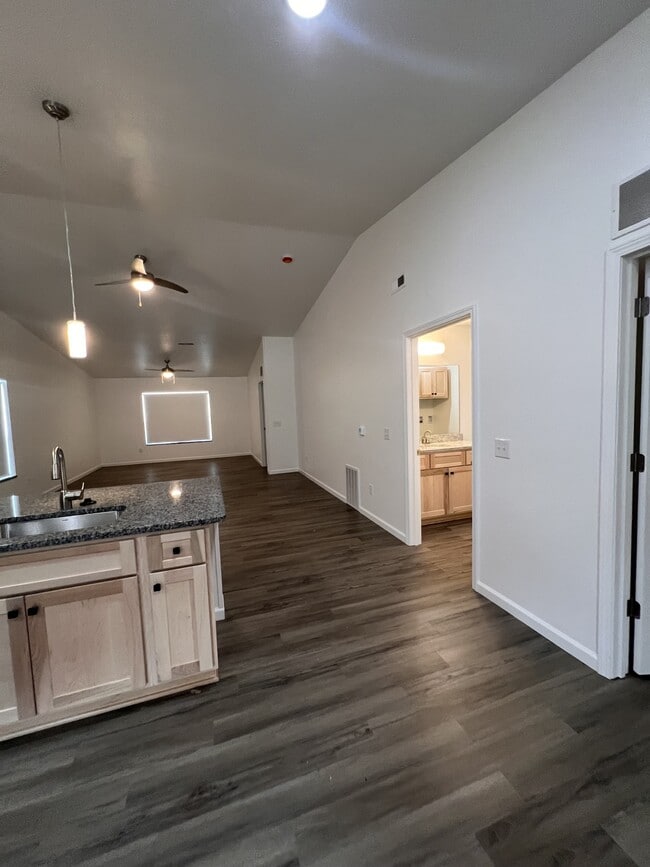Building Photo - 209 Millersburg St