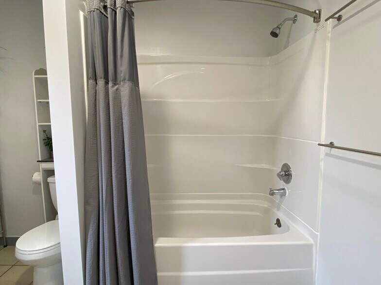 Building Photo - 1043 Sanborn Ave