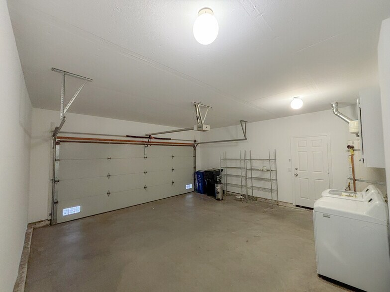 Building Photo - 5200 White Oak Ave