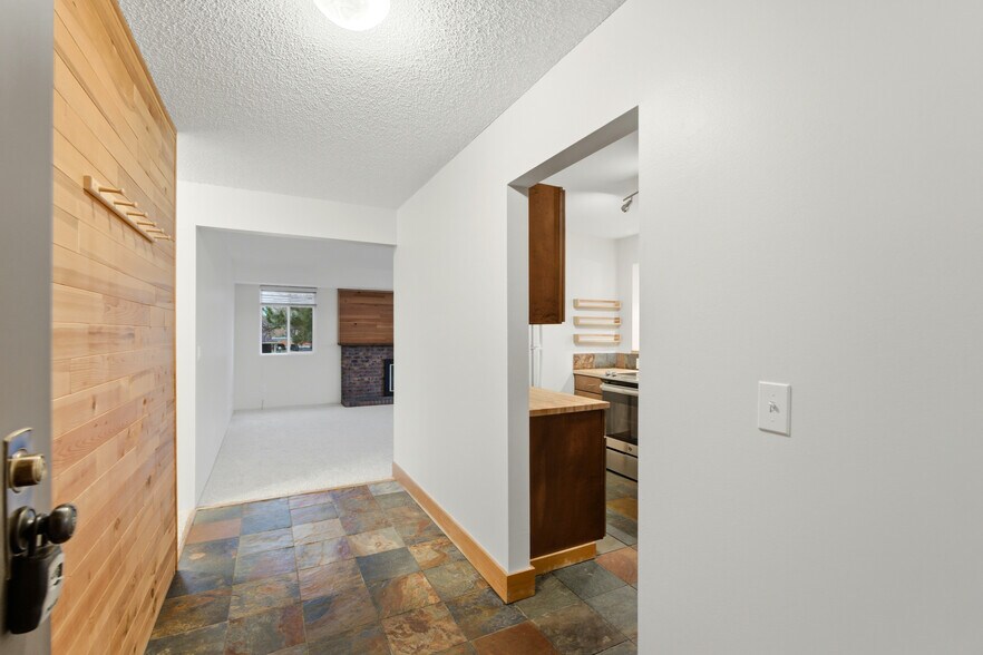 Building Photo - 600 Manhattan Dr