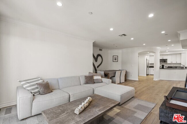 Building Photo - 122 N Clark Dr