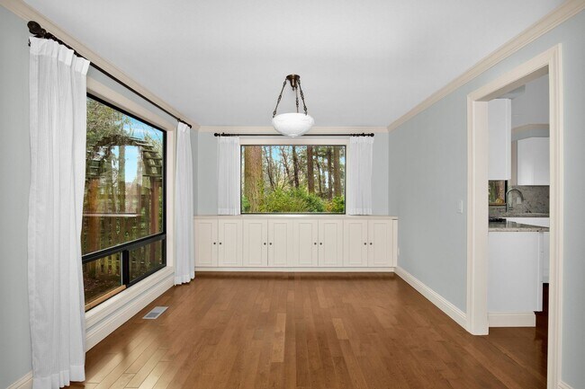 Building Photo - Luxury 3-bedroom Kirkland Bungalow