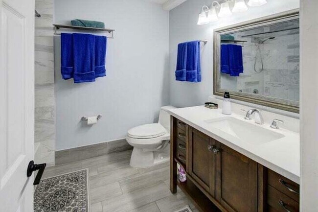 Building Photo - 120 E Park Ln