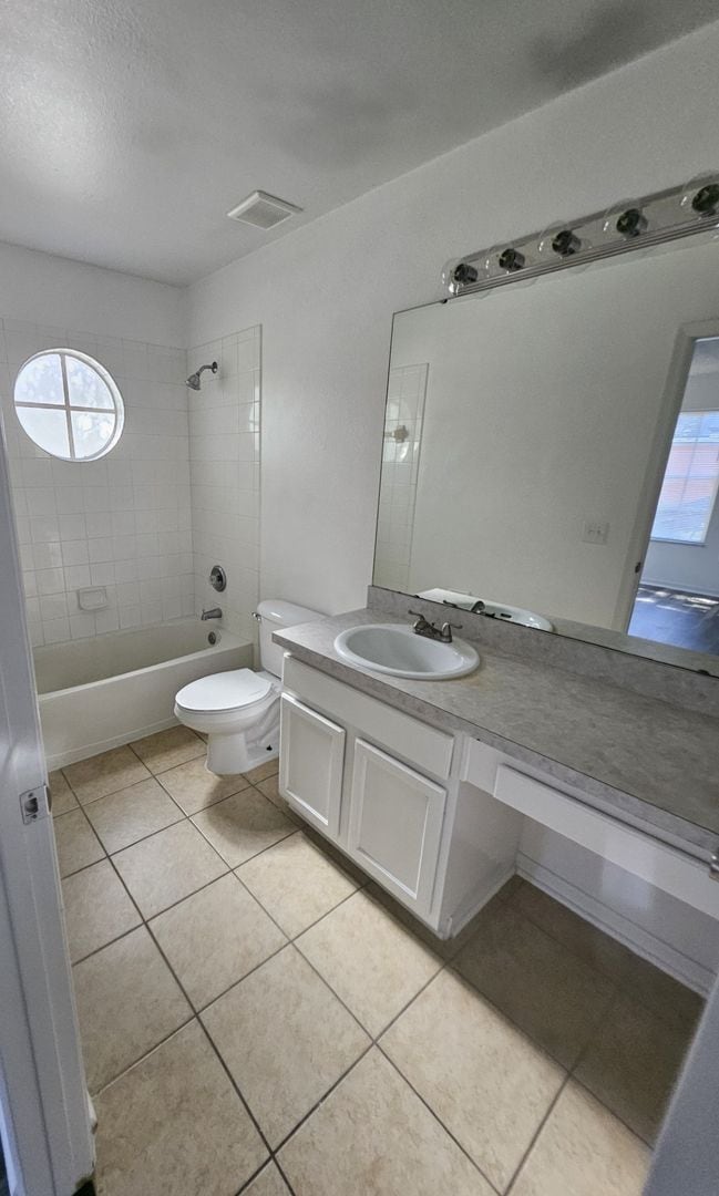 Building Photo - Kissimmee Pool Home with 7 bedrooms!