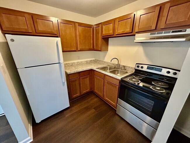 Building Photo - FIRST MONTH HALF OFF - 2 Bedroom in Versailles!
