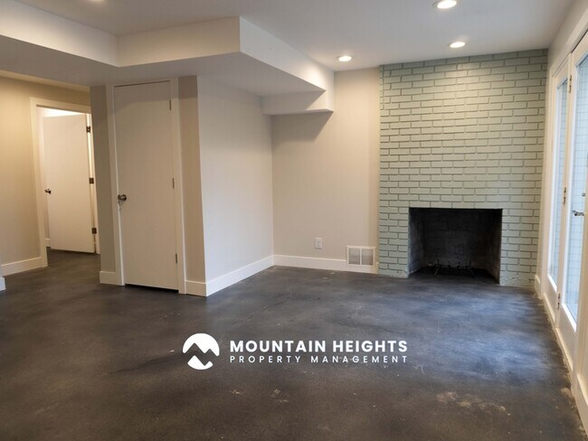 Building Photo - 8589 Kings Hill Dr