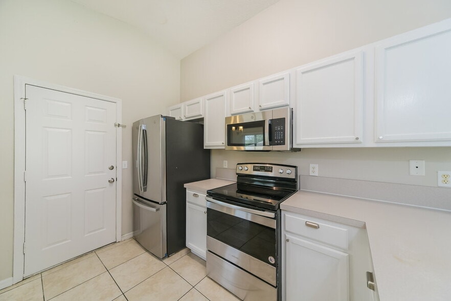 Building Photo - 1323 Hillview Dr