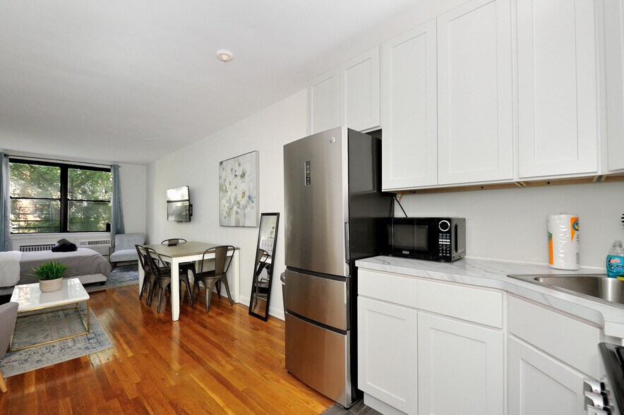 Building Photo - 35 E 77th St