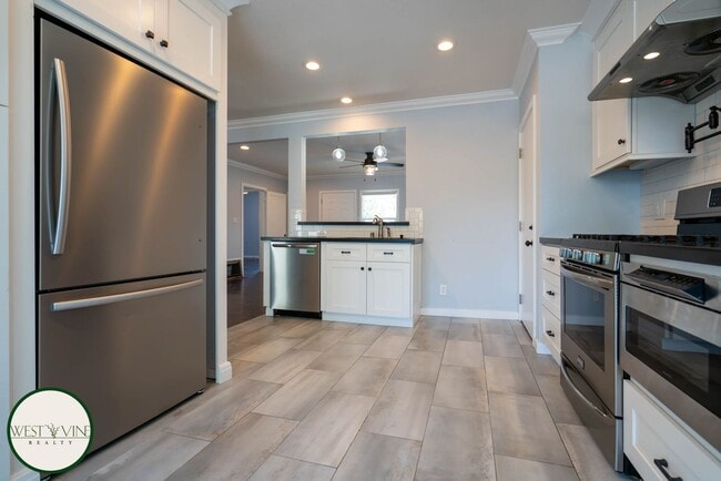 Building Photo - Gorgeous Single Story Home w/ Expansive Ba...